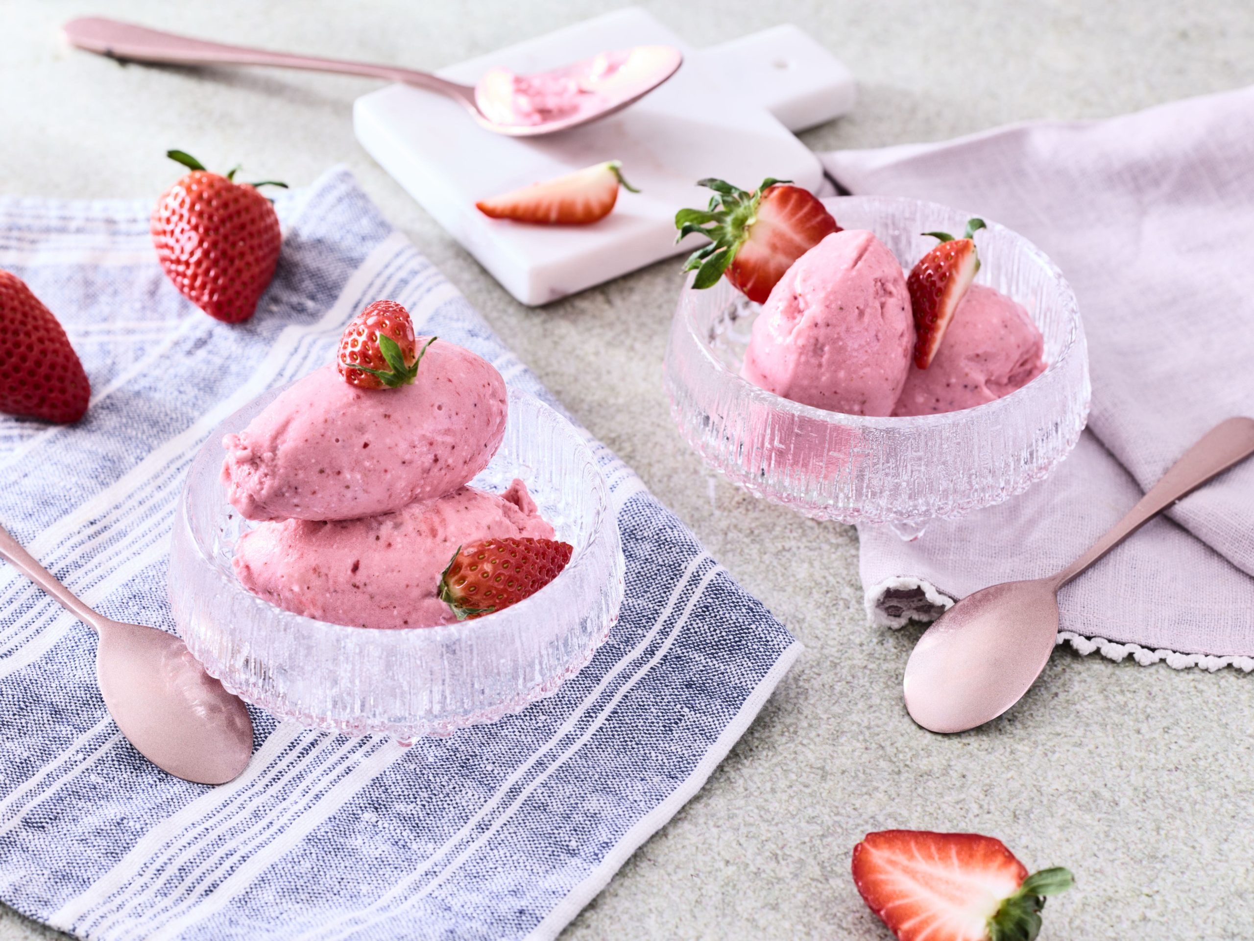 Leckere Erdbeer-Frischkäse-Eiscreme aus dem Bosch Cookit
